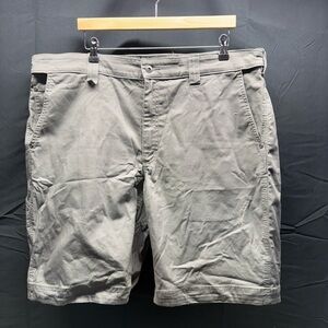 Duluth Firehose Men's gray Flat Front Shorts w/ stretch band sz 42 (10AT)